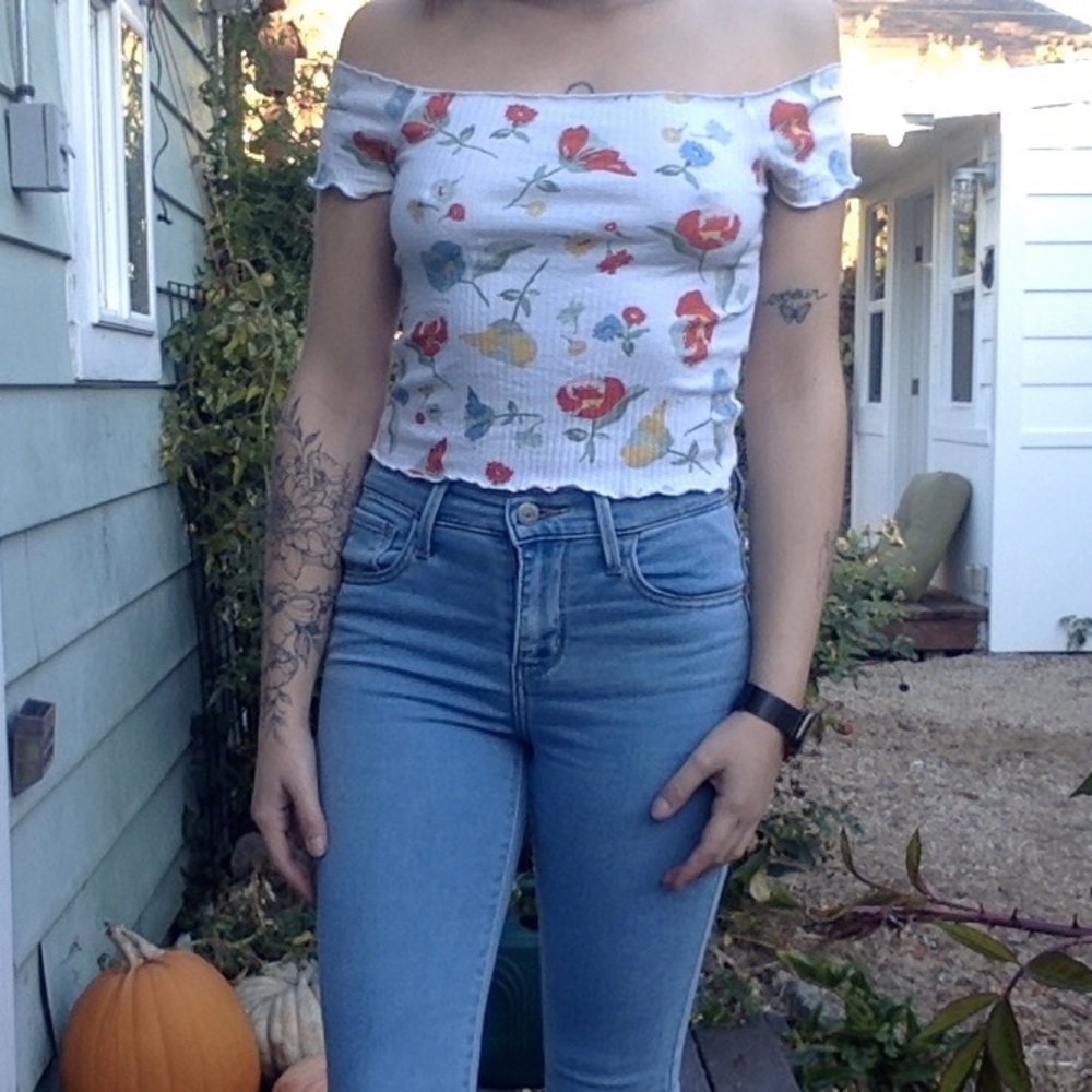 Off the Shoulder Floral Top 🤍🌸
